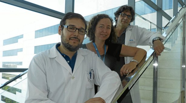 El doctor Bonaventura Casanova, al fondo, con parte de su equipo en el Hospital La Fe de Valencia.
